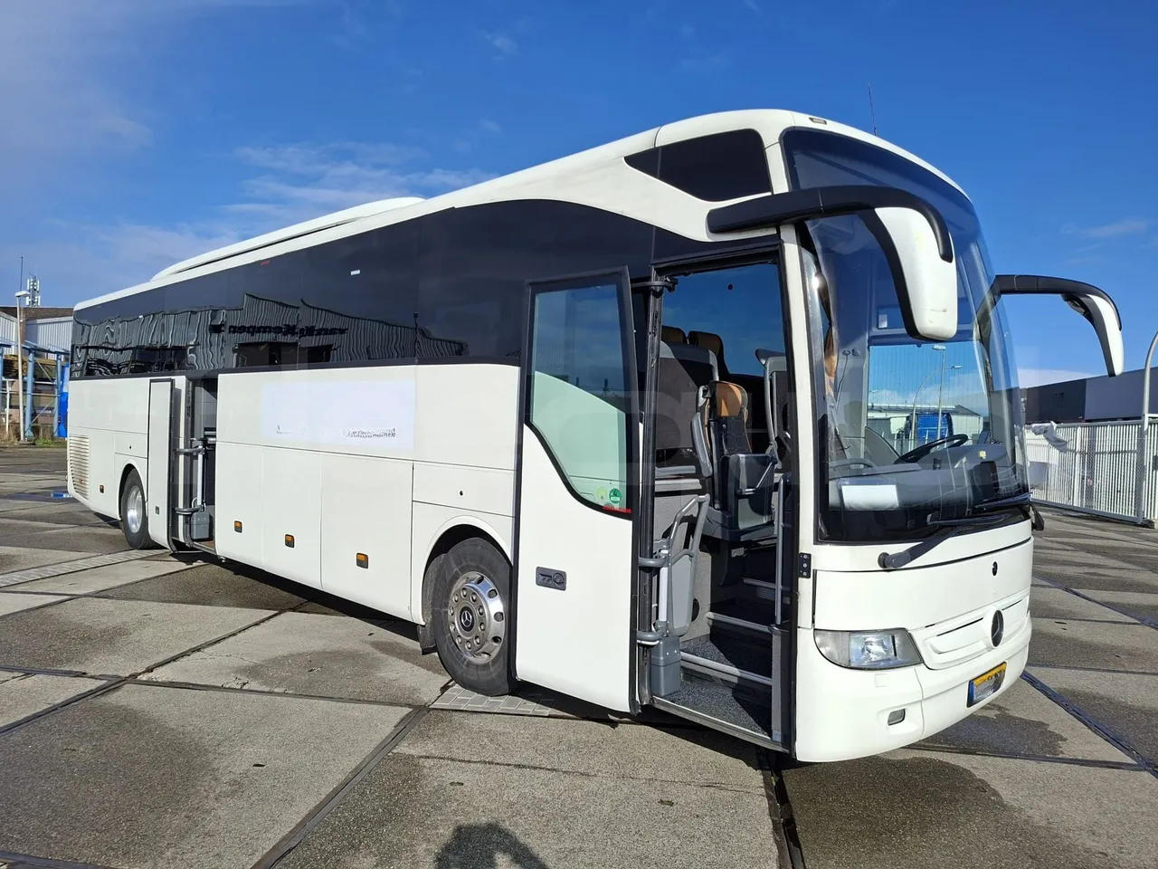 Mercedes-Benz Tourismo 632 01 - EUR6 - 290kW - 12.960m - 3/4 right front doors open