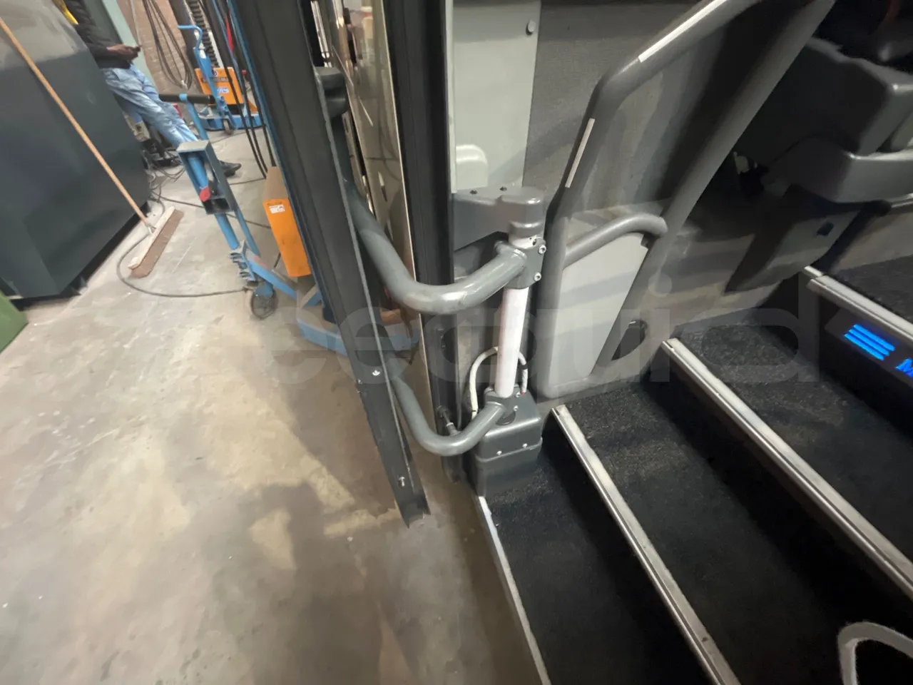 Mercedes-Benz Tourismo 632 01 - EUR6 - 290kW - 12.960m - door mechanism photo