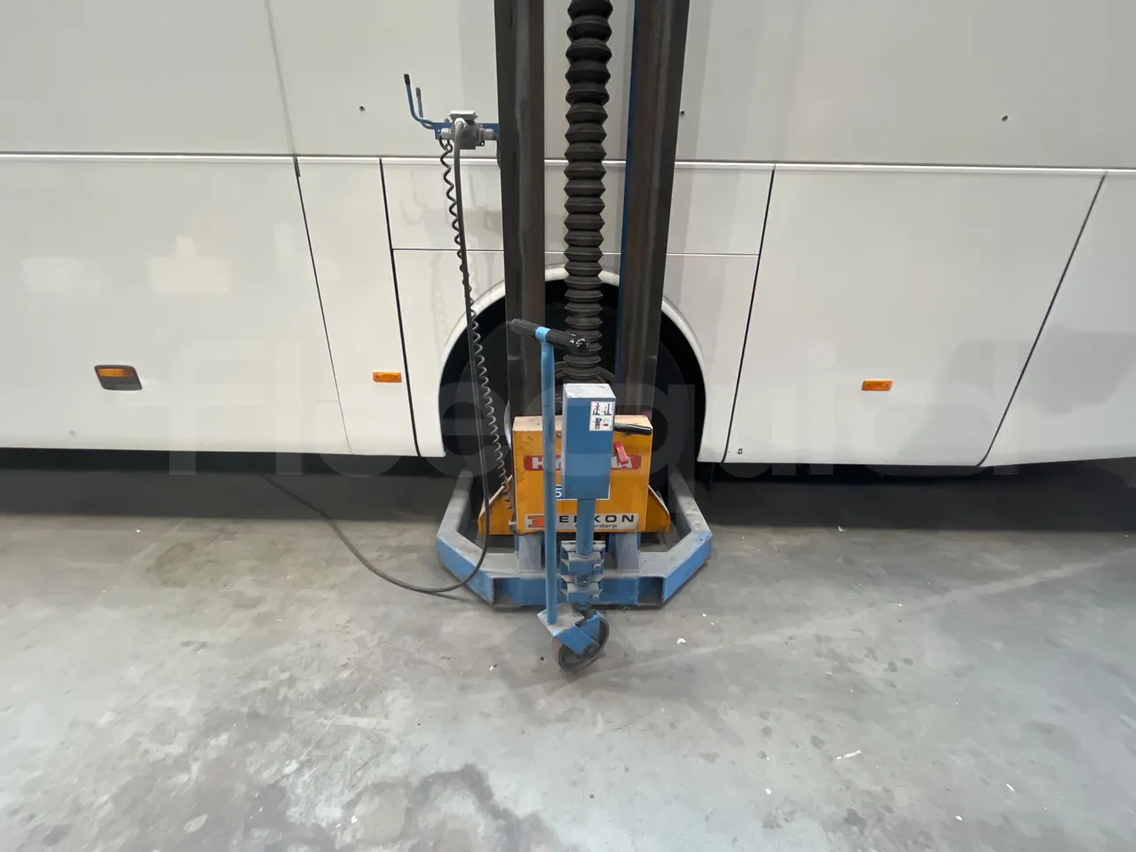 Mercedes-Benz Tourismo 632 01 - EUR6 - 290kW - 12.960m - tread condition front tires left