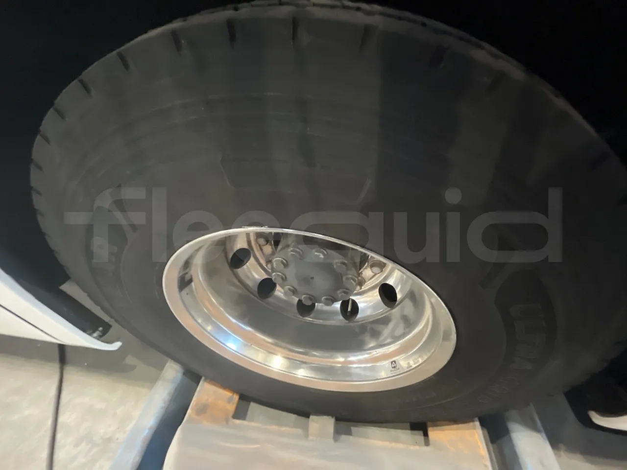 Mercedes-Benz Tourismo 632 01 - EUR6 - 290kW - 12.960m - tread condition front tires right