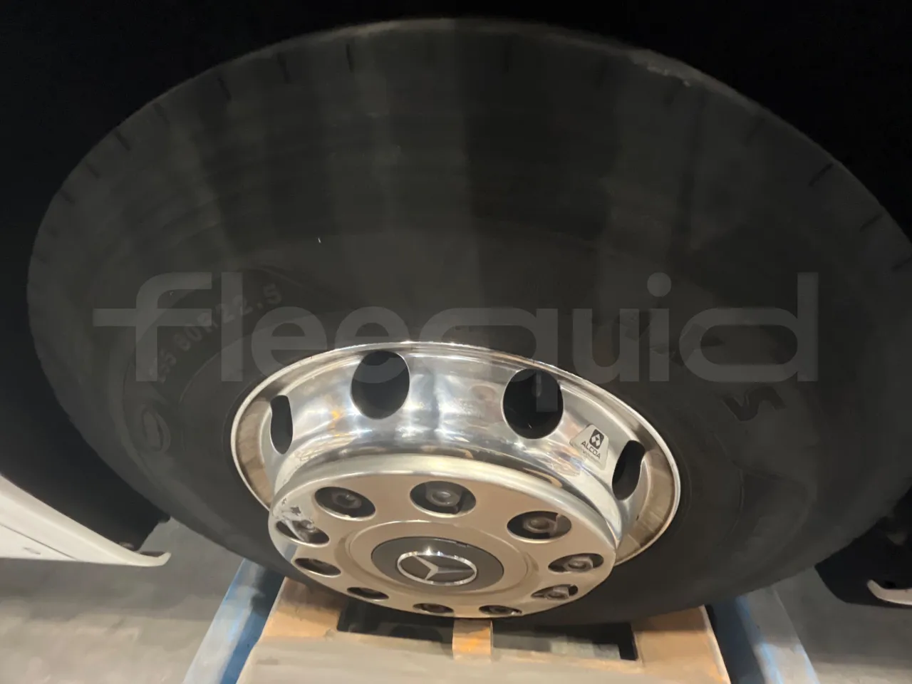 Mercedes-Benz Tourismo 632 01 - EUR6 - 290kW - 12.960m - tread condition second axle tires left