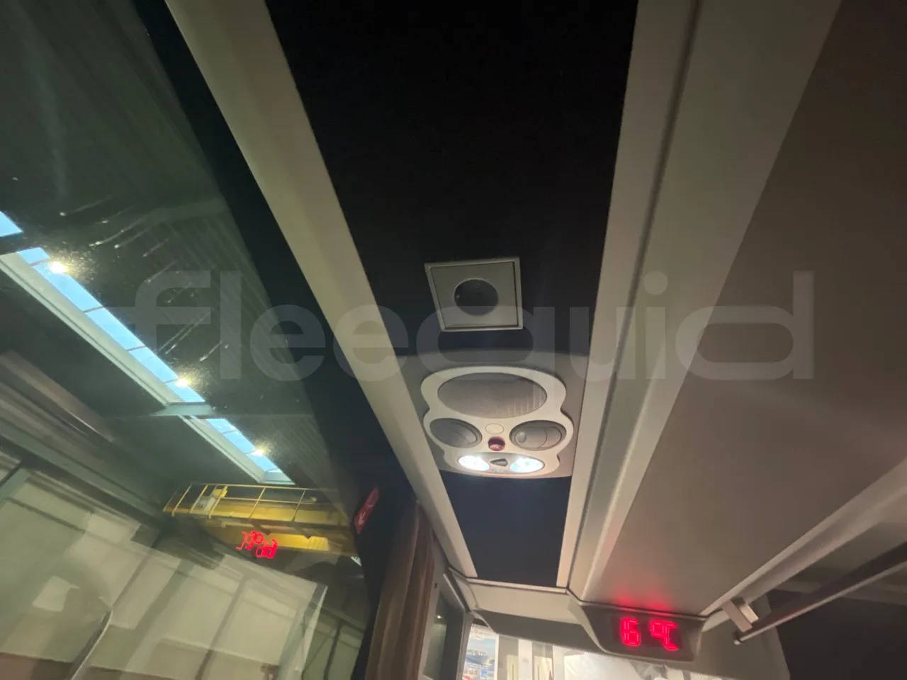 Mercedes-Benz Tourismo 632 01 - EUR6 - 290kW - 12.960m - power outlets detail