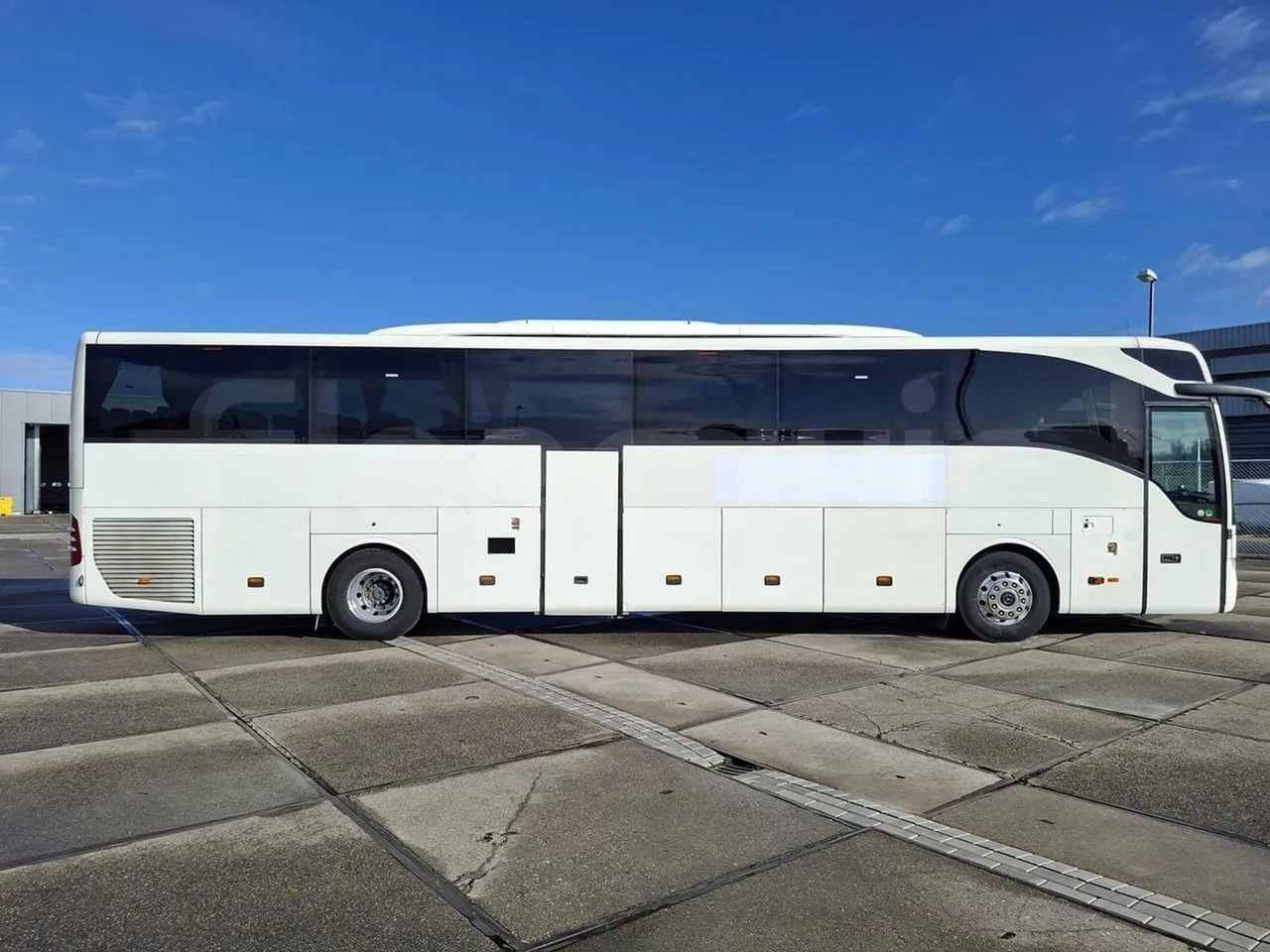 Mercedes-Benz Tourismo 632 01 - EUR6 - 290kW - 12.960m - right side doors closed