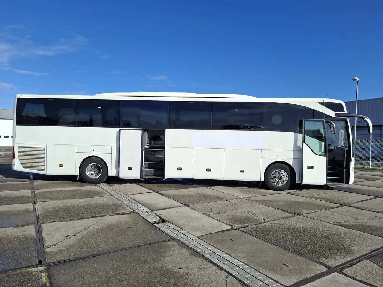 Mercedes-Benz Tourismo 632 01 - EUR6 - 290kW - 12.960m - right side doors open