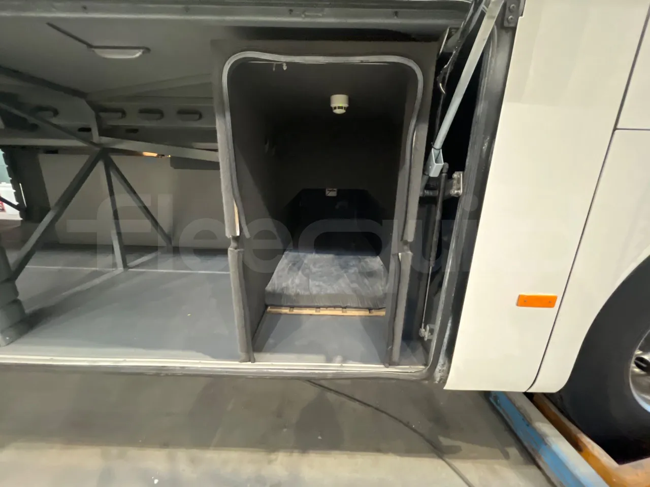 Mercedes-Benz Tourismo 632 01 - EUR6 - 290kW - 12.960m - under carpet photo