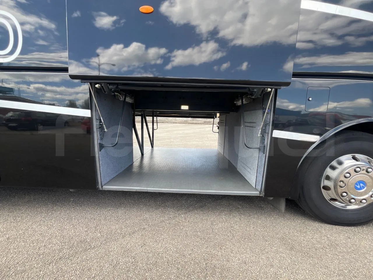 Volvo Sunsundegui SC7/ Euro 6 - 345 Kw - 13.125 Mt - 3/4 right front doors open