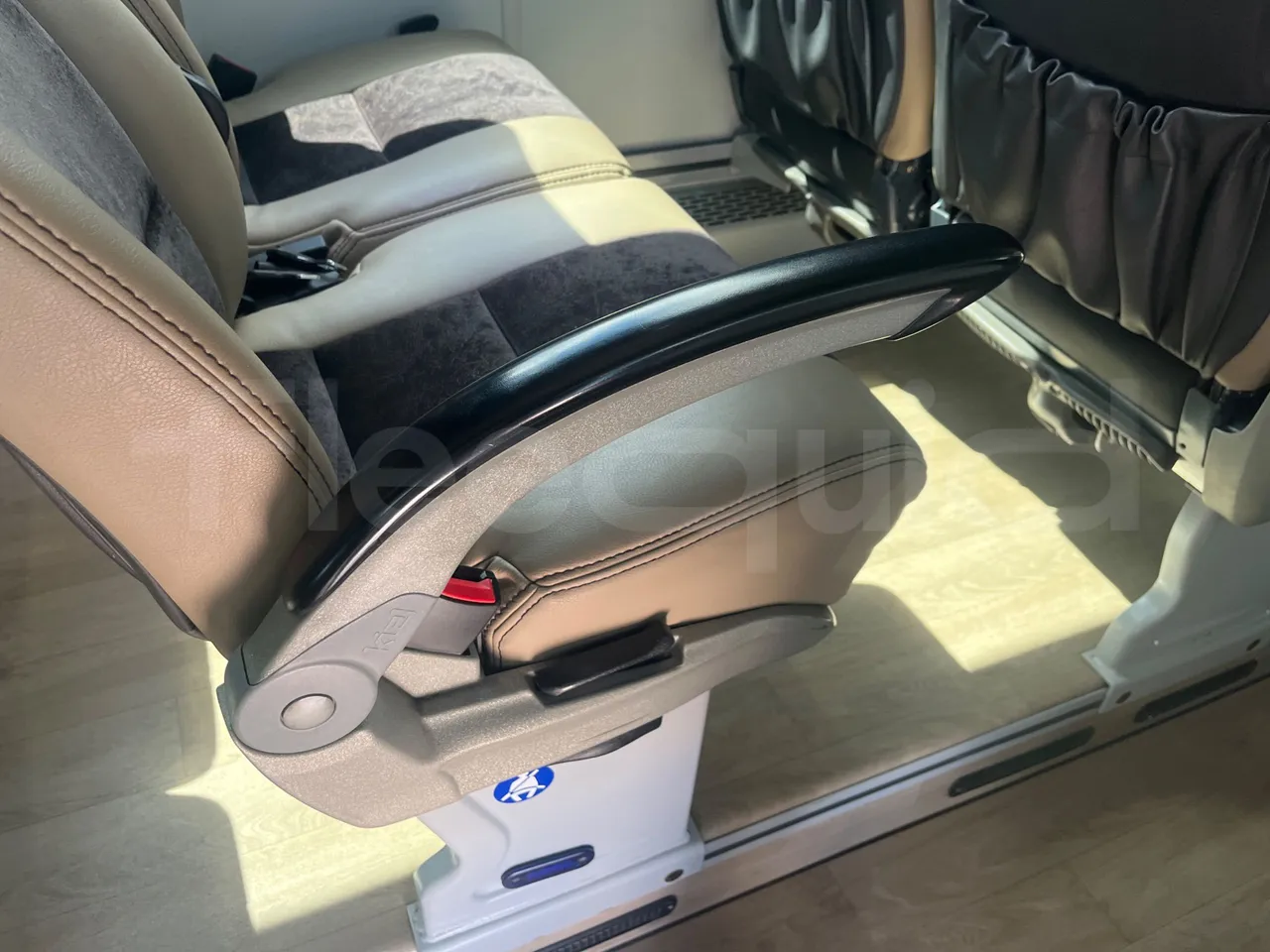 Volvo Sunsundegui SC7/ Euro 6 - 345 Kw - 13.125 Mt - armrest detail photo