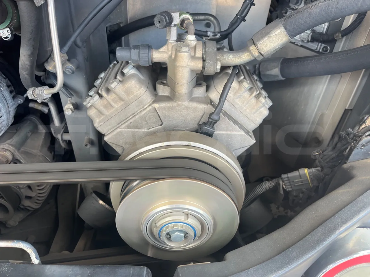 Volvo Sunsundegui SC7/ Euro 6 - 345 Kw - 13.125 Mt - air conditioning compressor