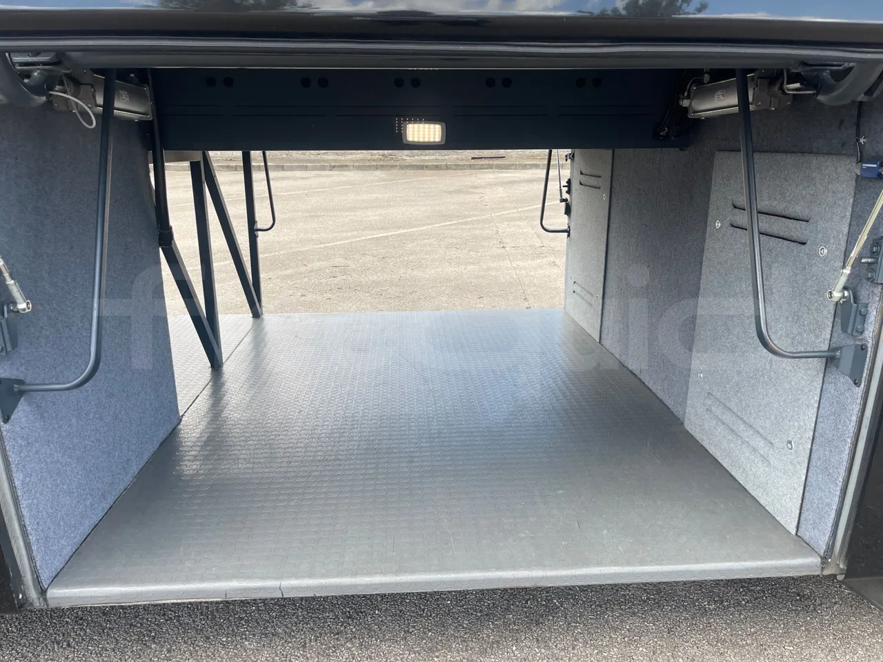 Volvo Sunsundegui SC7/ Euro 6 - 345 Kw - 13.125 Mt - under carpet photo