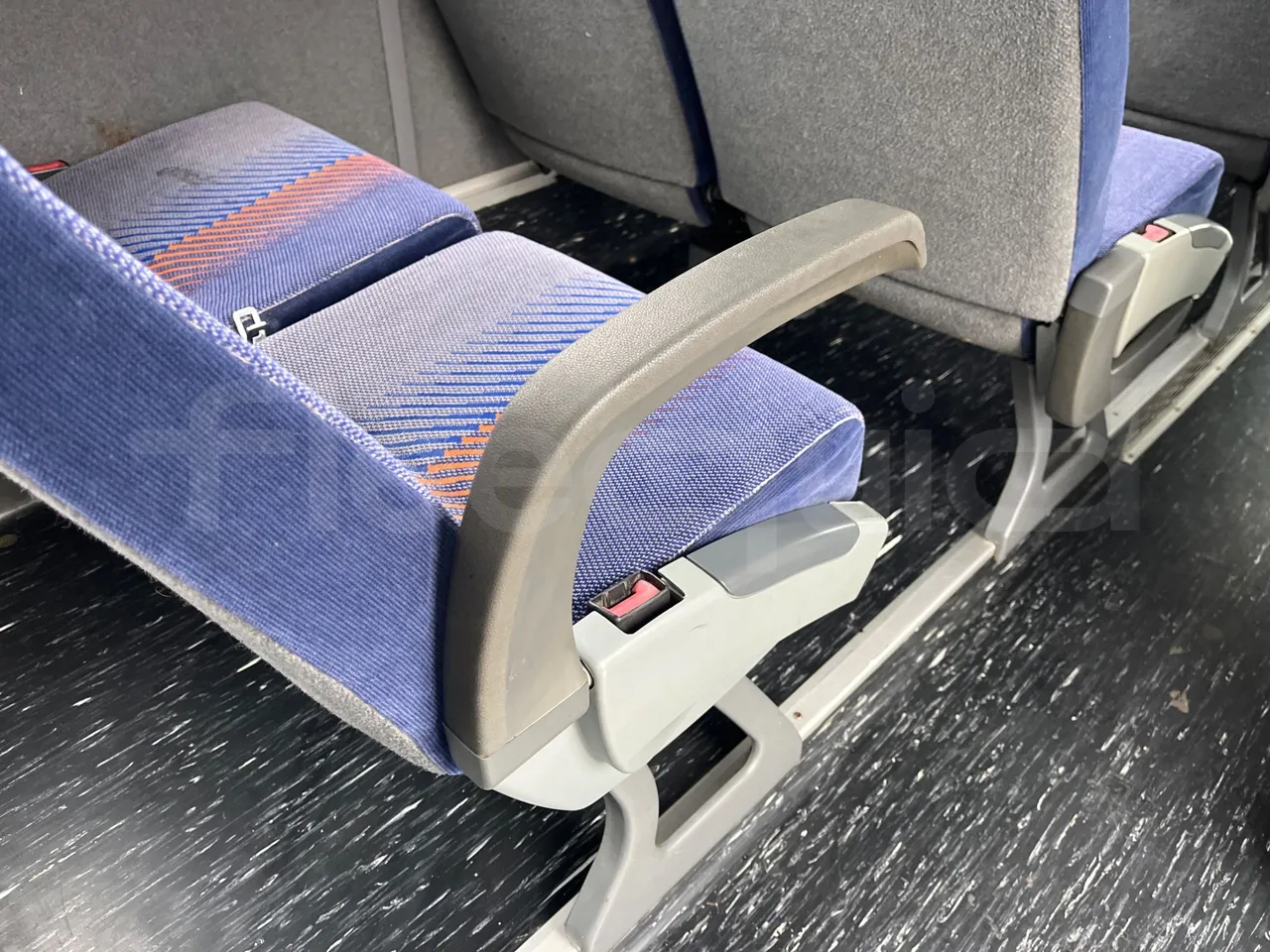 Setra S317UL UL - Euro3 - 220kW - 13.850mt - armrest detail photo