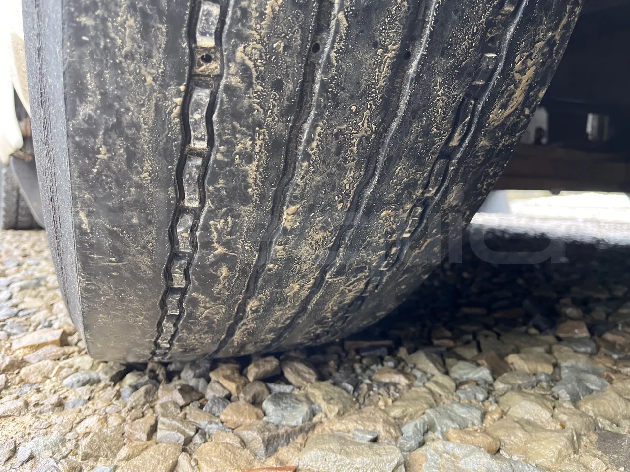 Setra S317UL UL - Euro3 - 220kW - 13.850mt - tread condition third axle tires left