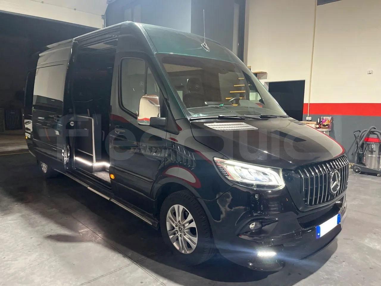 Mercedes-Benz Sprinter 906BB35 - Euro 6 - 140 kW - 5.900 mt - 3/4 right front doors open