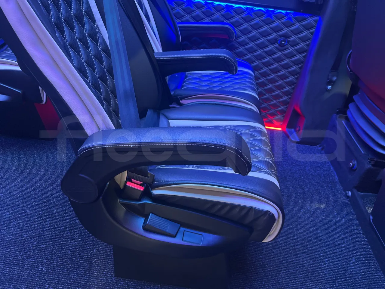 Mercedes-Benz Sprinter 906BB35 - Euro 6 - 140 kW - 5.900 mt - armrest detail photo