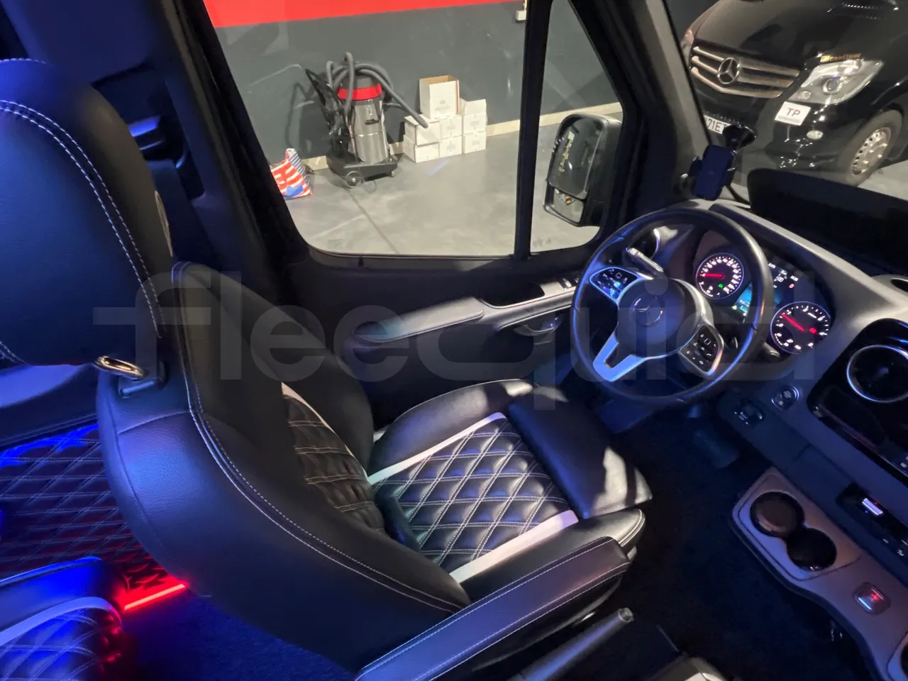 Mercedes-Benz Sprinter 906BB35 - Euro 6 - 140 kW - 5.900 mt - driver's seat photo