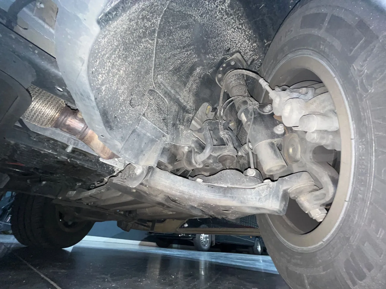 Mercedes-Benz Sprinter 906BB35 - Euro 6 - 140 kW - 5.900 mt - front shock absorbers left