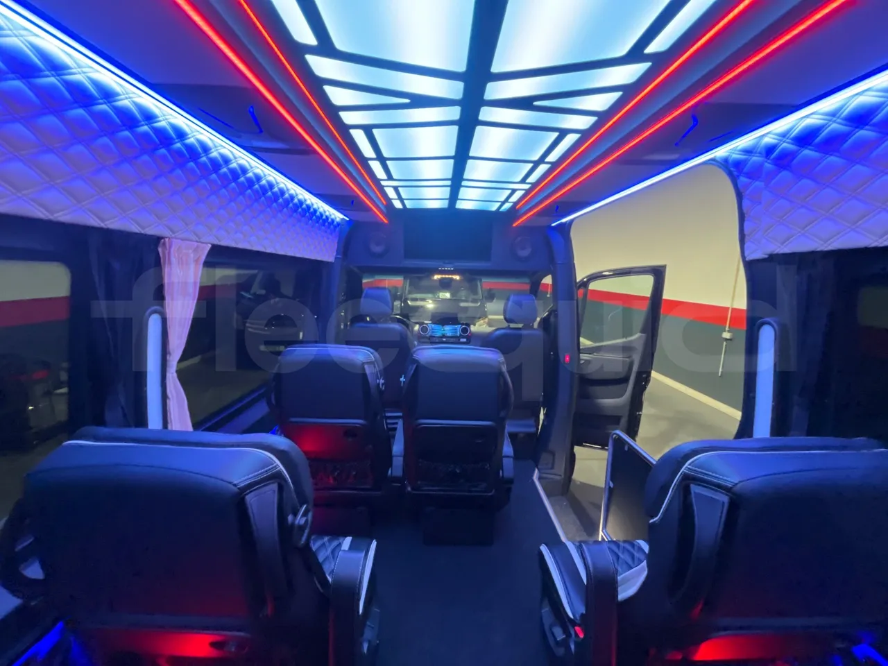 Mercedes-Benz Sprinter 906BB35 - Euro 6 - 140 kW - 5.900 mt - forward view middle aisle