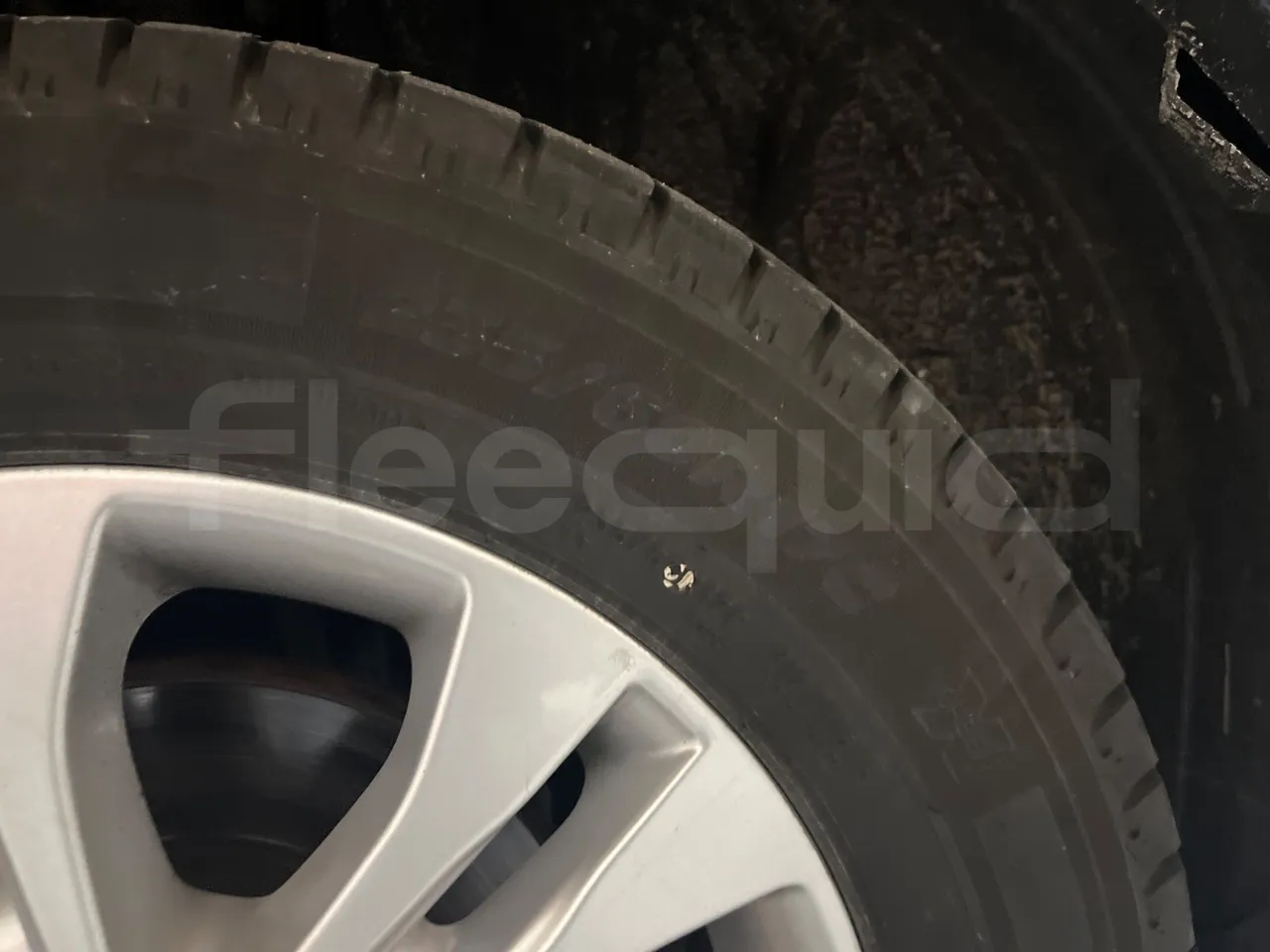 Mercedes-Benz Sprinter 906BB35 - Euro 6 - 140 kW - 5.900 mt - tread condition front tires left
