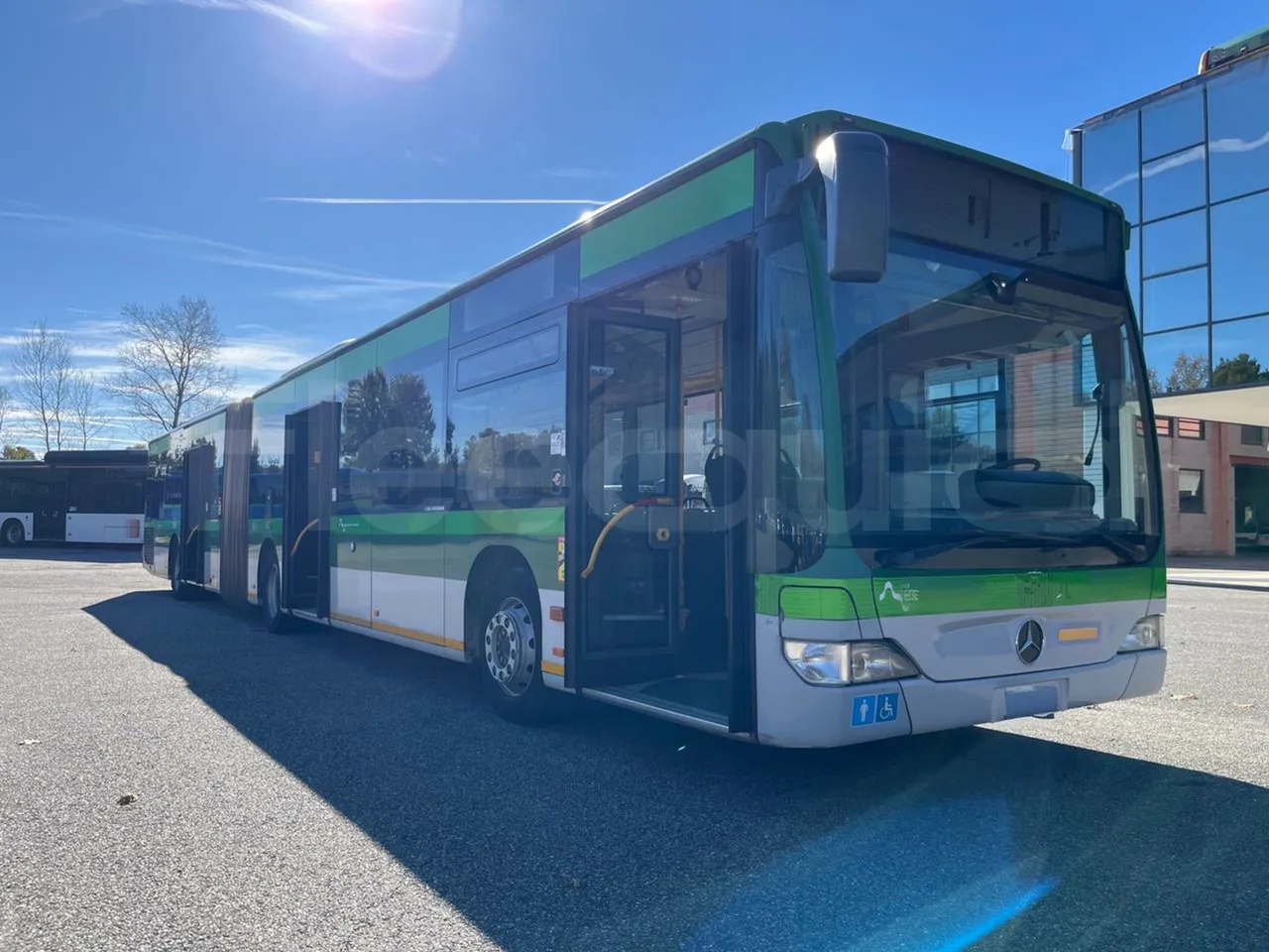 Mercedes-Benz O 530 G- 3P - Euro5 - 260kW - 17.940mt - 3/4 right front doors open