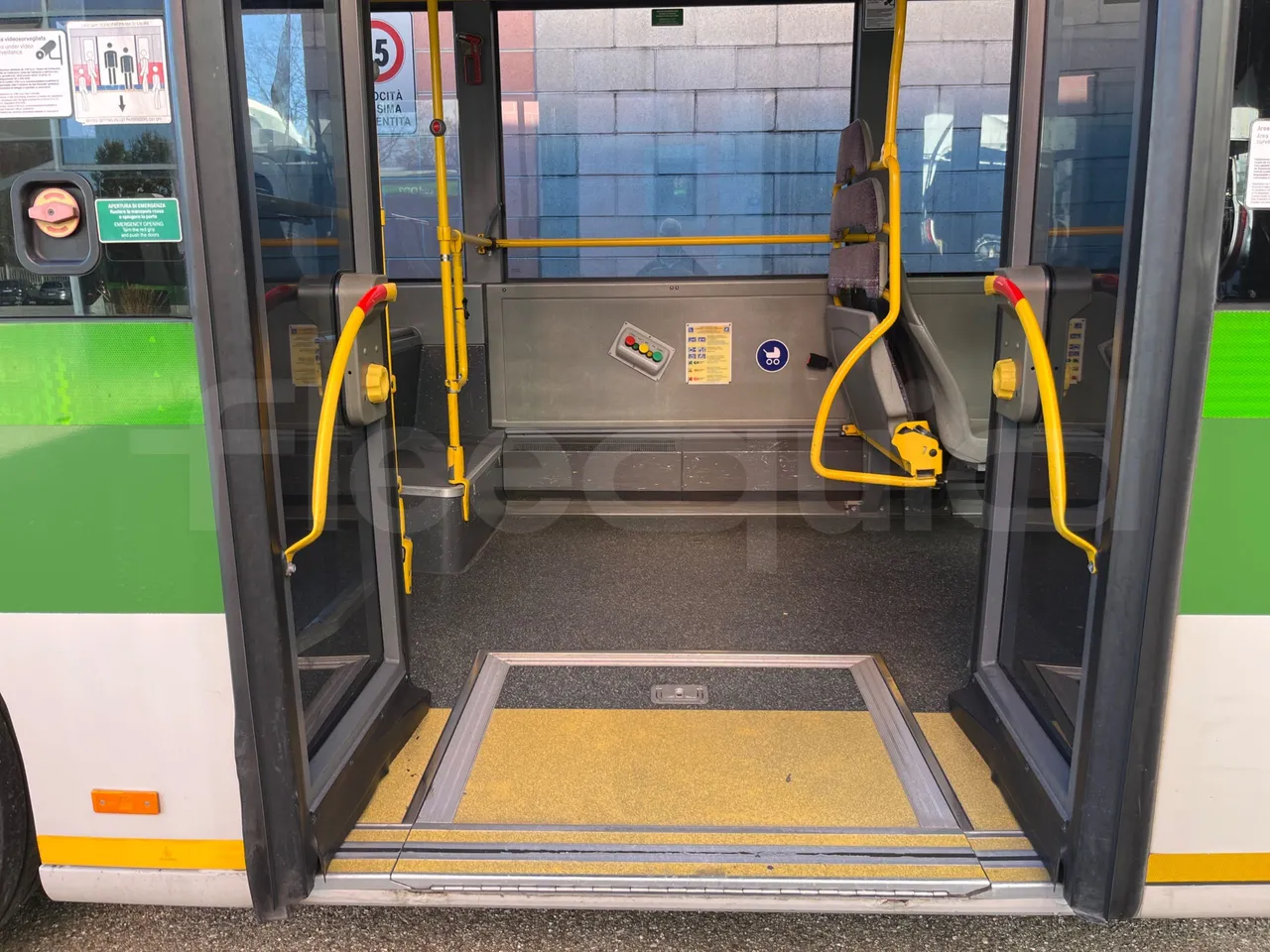 Mercedes-Benz O 530 G- 3P - Euro5 - 260kW - 17.940mt - disabled area photo