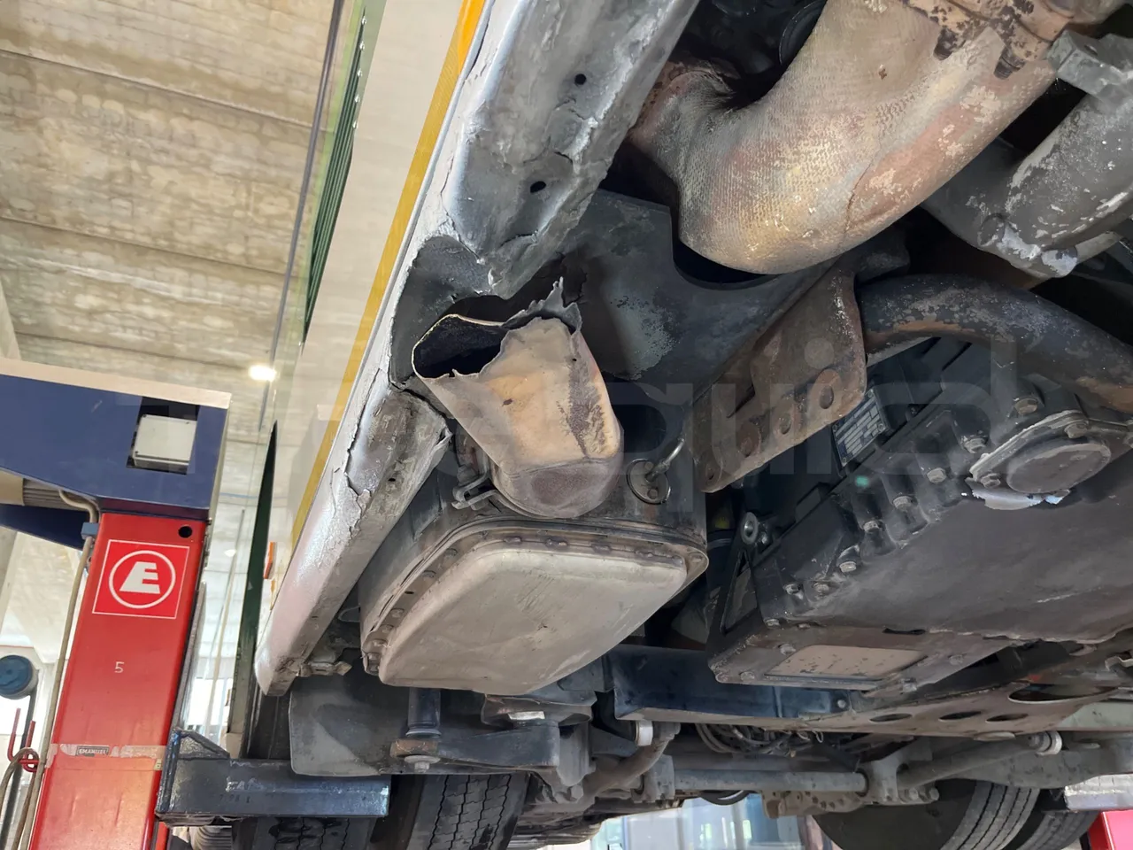 Mercedes-Benz O 530 G- 3P - Euro5 - 260kW - 17.940mt - exhaust photo