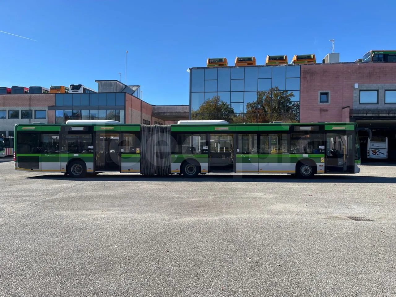 Mercedes-Benz O 530 G- 3P - Euro5 - 260kW - 17.940mt - right side doors open