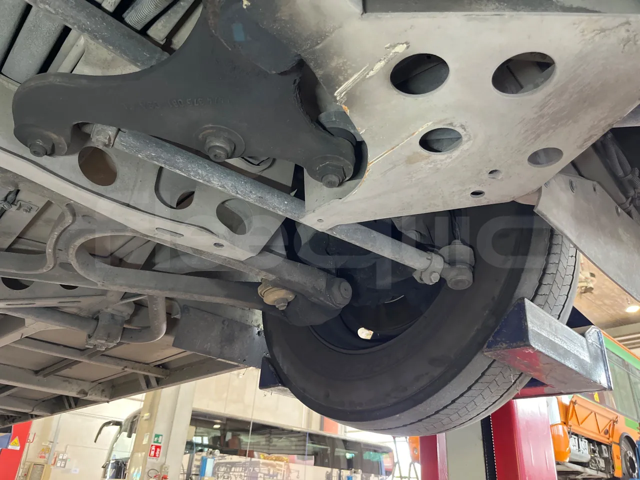 Mercedes-Benz O 530 G- 3P - Euro5 - 260kW - 17.940mt - front axle left side