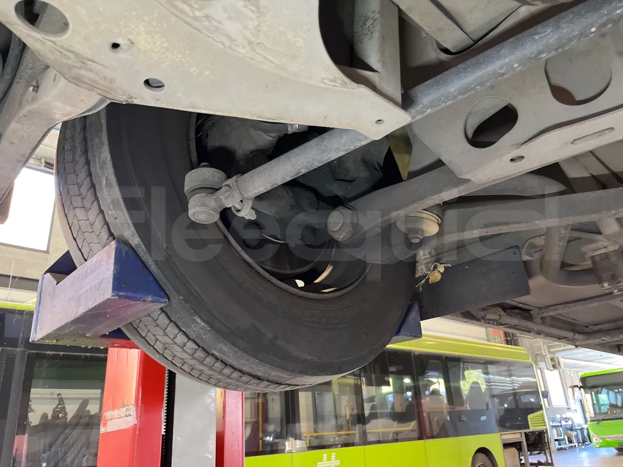 Mercedes-Benz O 530 G- 3P - Euro5 - 260kW - 17.940mt - front axle right side