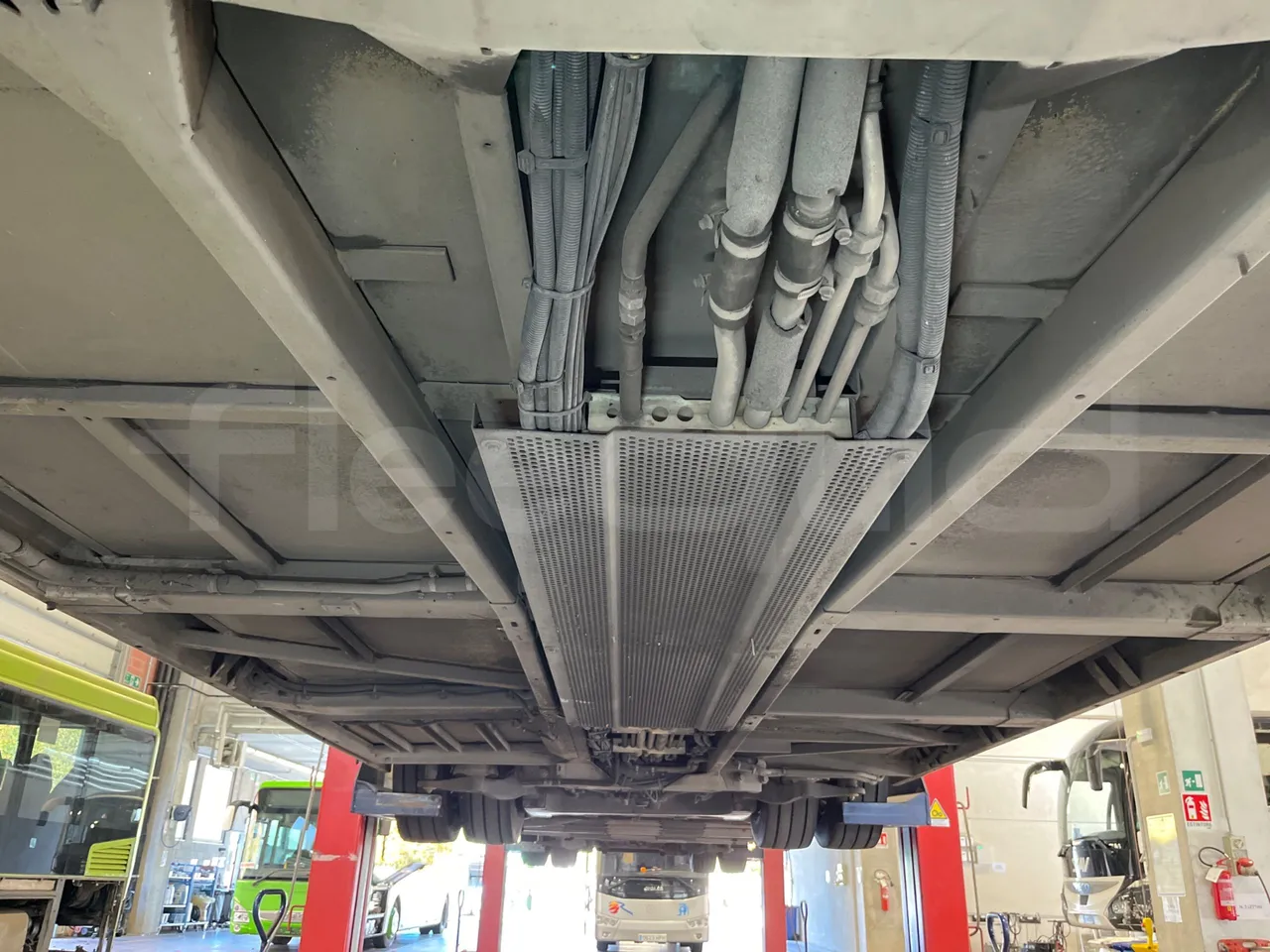 Mercedes-Benz O 530 G- 3P - Euro5 - 260kW - 17.940mt - central undercarriage photo