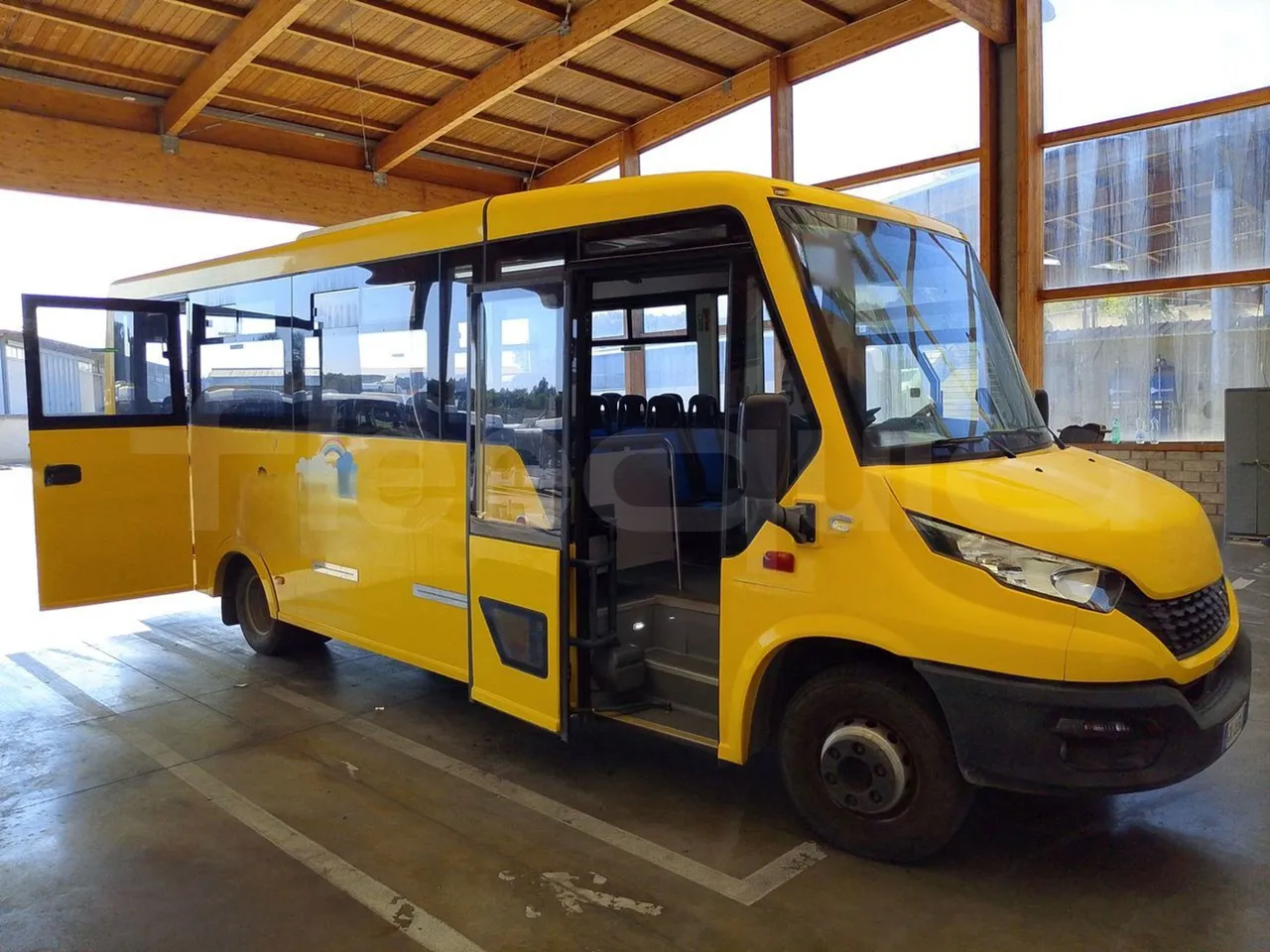 Iveco Indcar WGIVMY11 MOBI SCUOLABUS - EUR6 - 100Kw - 8,592m - 3/4 right front doors open