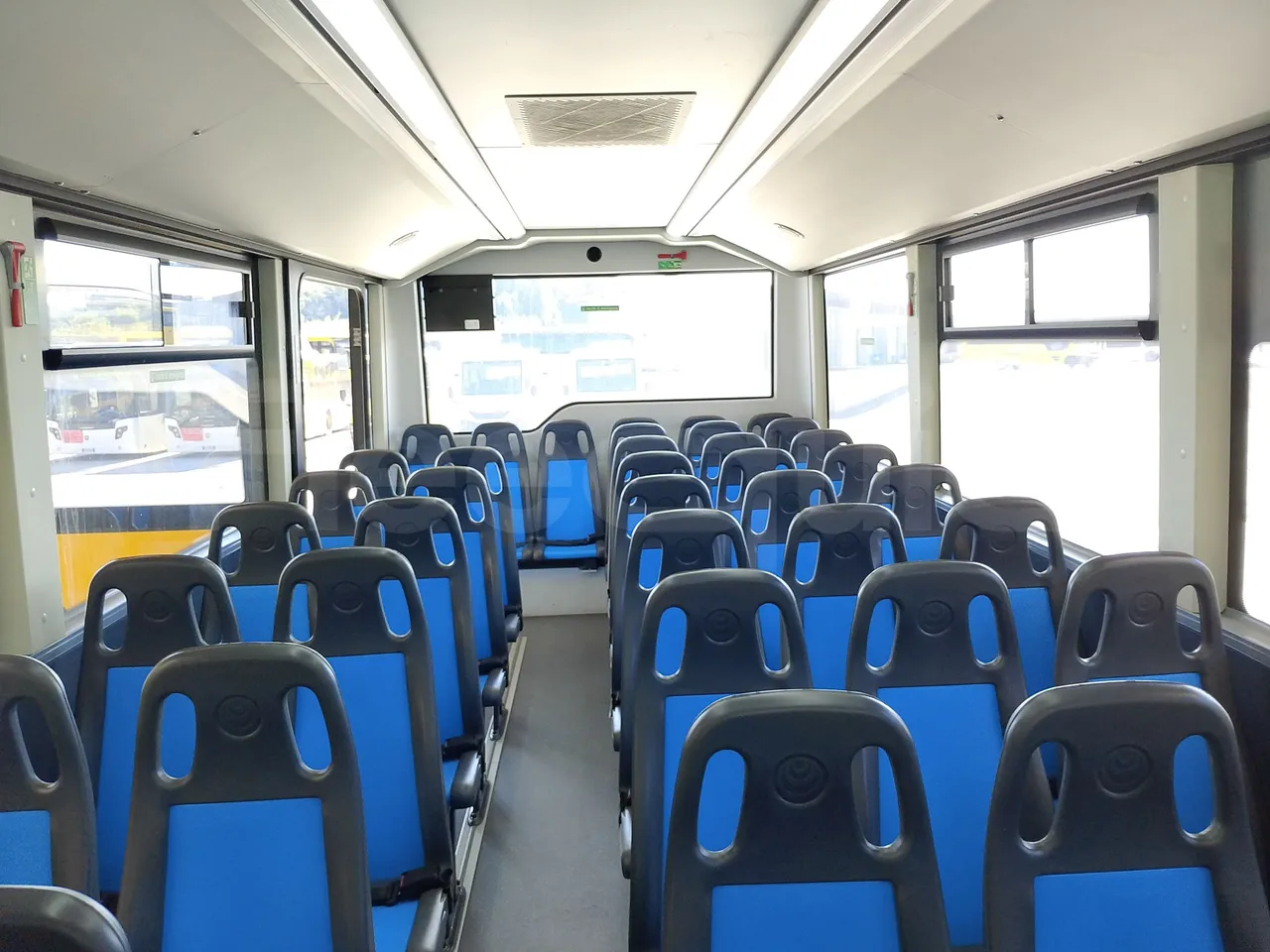 Iveco Indcar WGIVMY11 MOBI SCUOLABUS - EUR6 - 100Kw - 8,592m - reverse view middle aisle