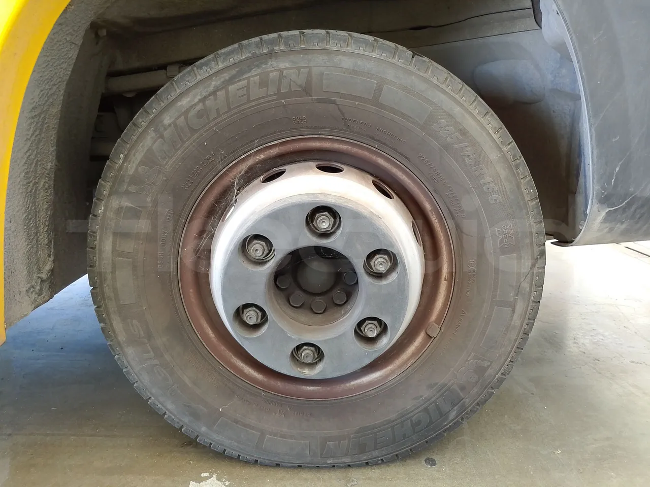 Iveco Indcar WGIVMY11 MOBI SCUOLABUS - EUR6 - 100Kw - 8,592m - front left tire measurements