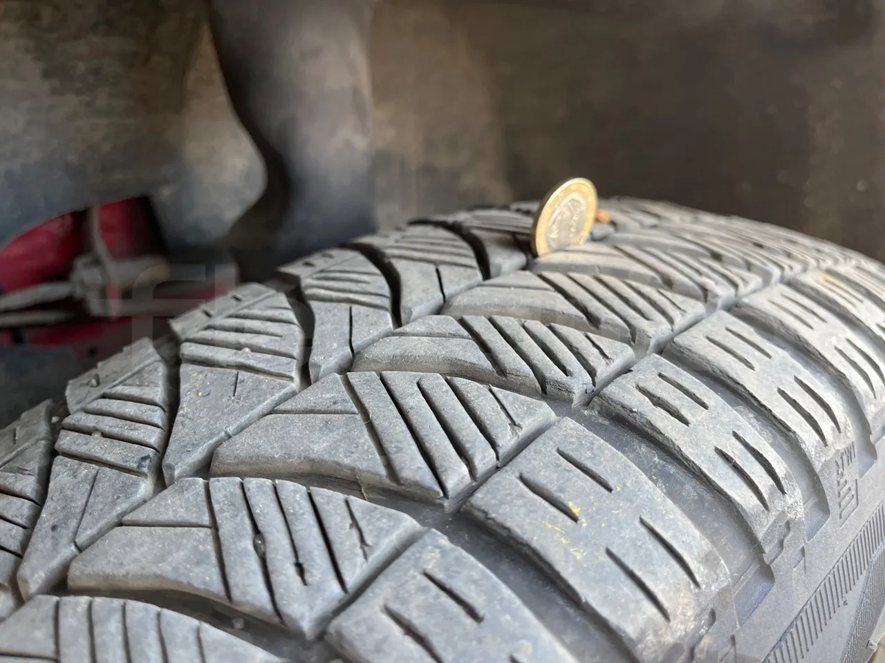 Volkswagen Crafter Euro6 - 120kW - 7.345mt - tread condition front tires left