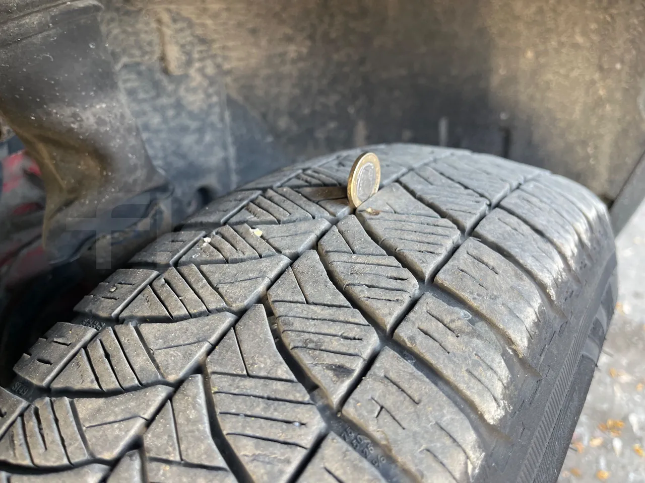 Volkswagen Crafter Euro6 - 120kW - 7.345mt - tread condition front tires right