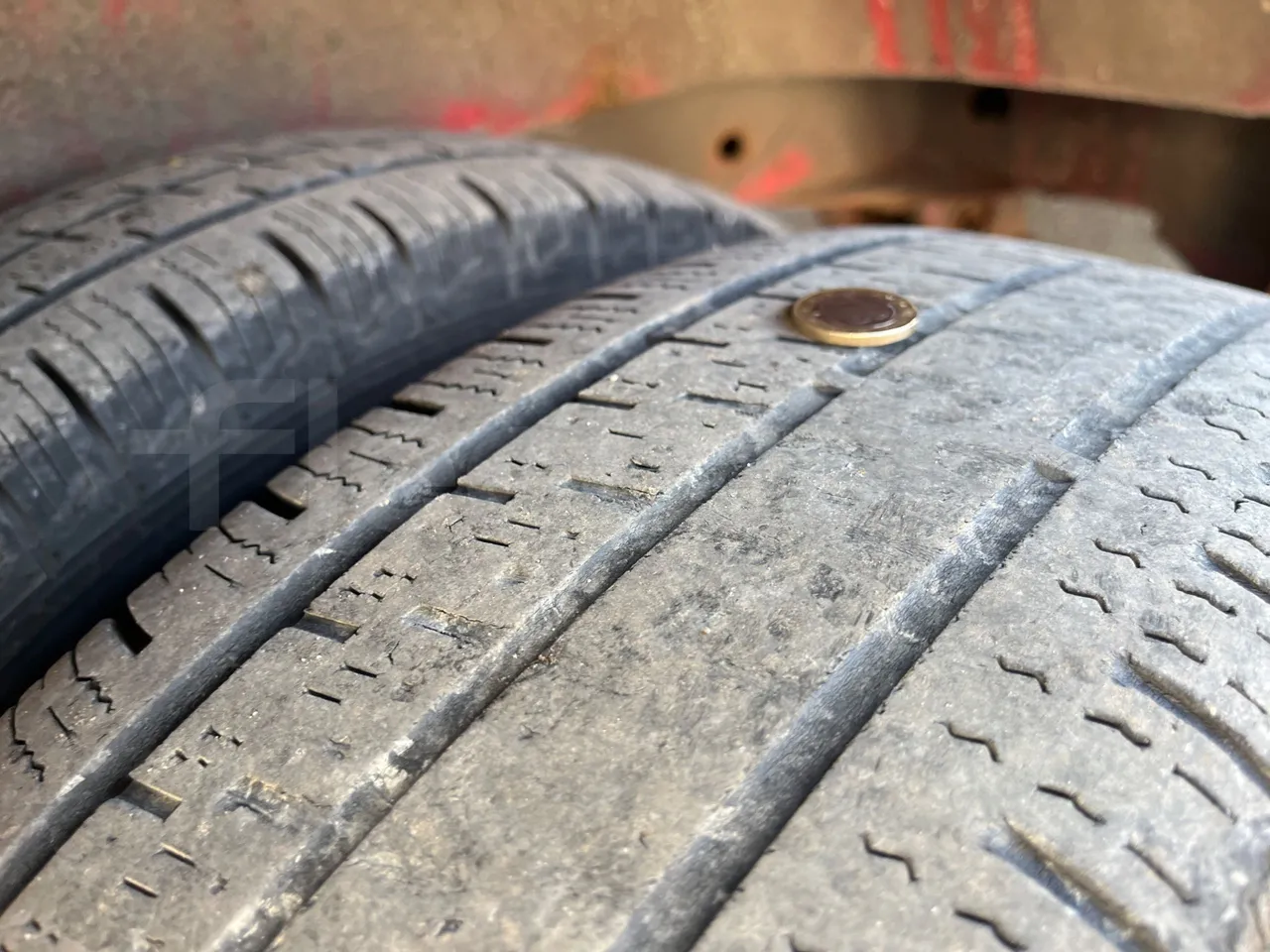 Volkswagen Crafter Euro6 - 120kW - 7.345mt - tread condition second axle tires right