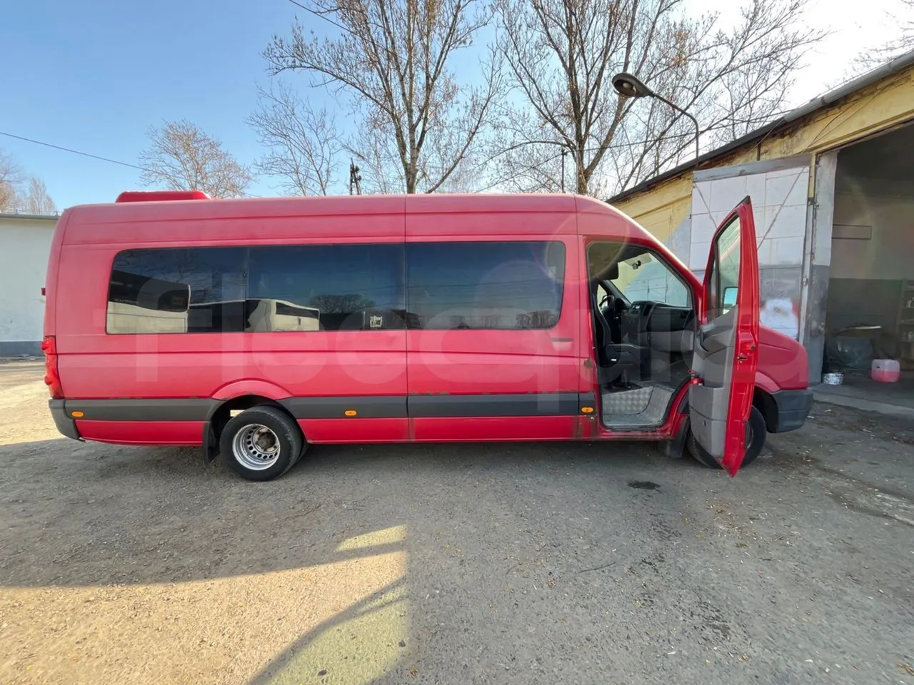 Volkswagen Crafter Euro6 - 120kW - 7.345mt - right side doors open