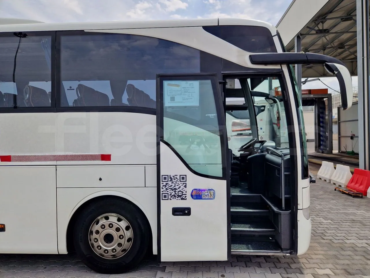 Mercedes-Benz Tourismo RHD / Euro 6 - 290 Kw - 12,140 Mt - front door 1 open