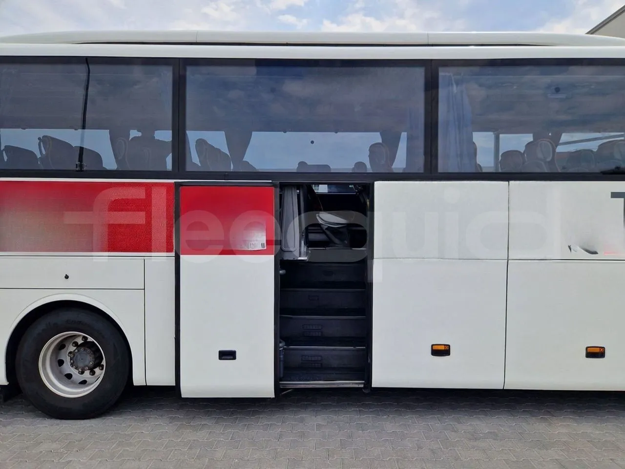 Mercedes-Benz Tourismo RHD / Euro 6 - 290 Kw - 12,140 Mt - front door 3 open (mandatory for bus to scrap)
