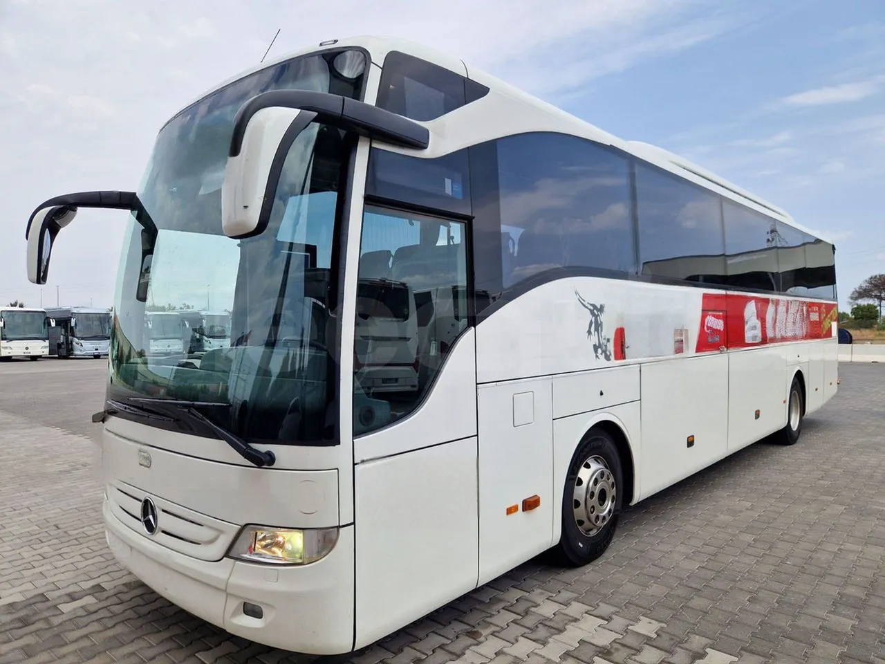 Mercedes-Benz Tourismo RHD / Euro 6 - 290 Kw - 12,140 Mt - 3/4 front left (mandatory for bus to scrap)