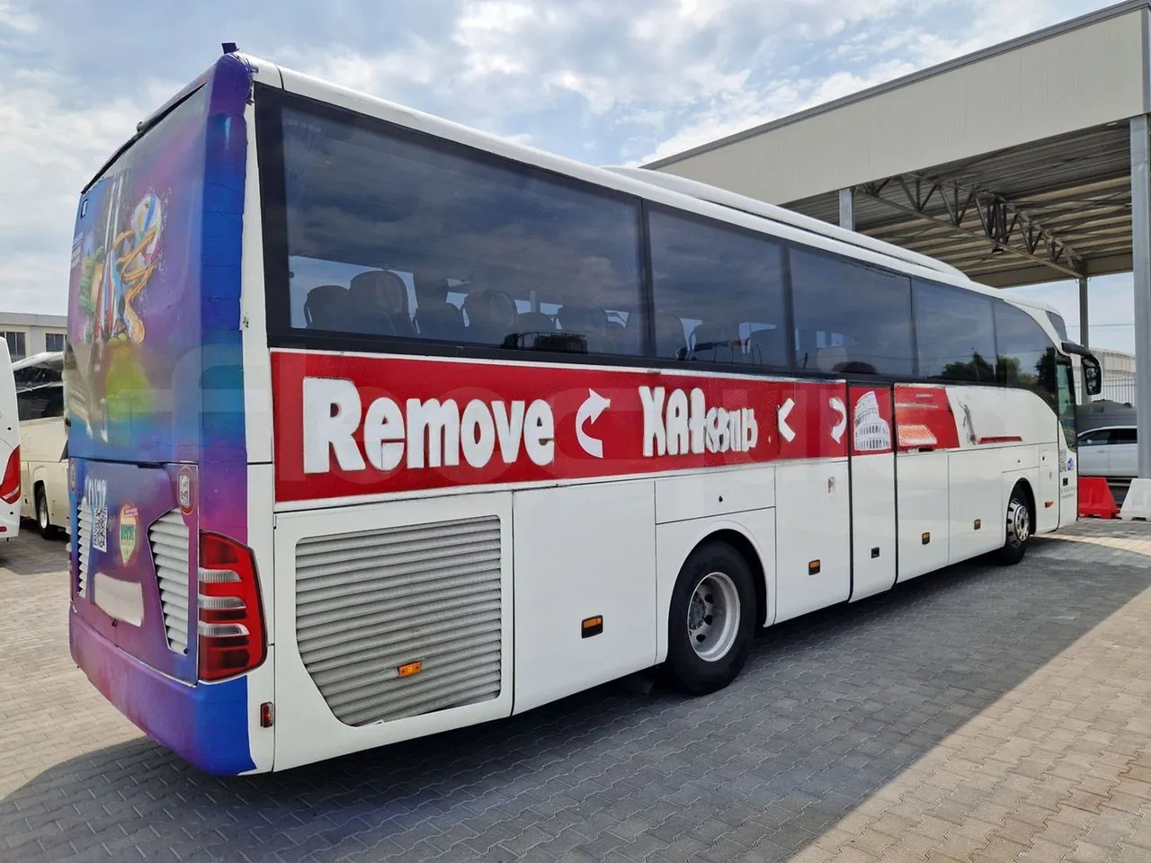 Mercedes-Benz Tourismo RHD / Euro 6 - 290 Kw - 12,140 Mt - 3/4 right rear doors closed