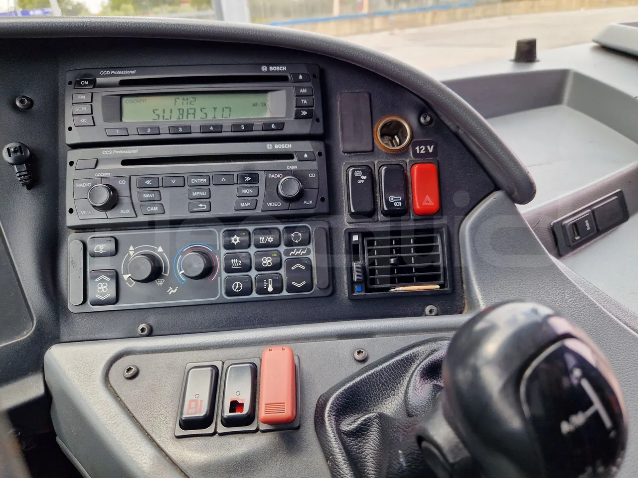 Mercedes-Benz Tourismo RHD / Euro 6 - 290 Kw - 12,140 Mt - radio accessories photo