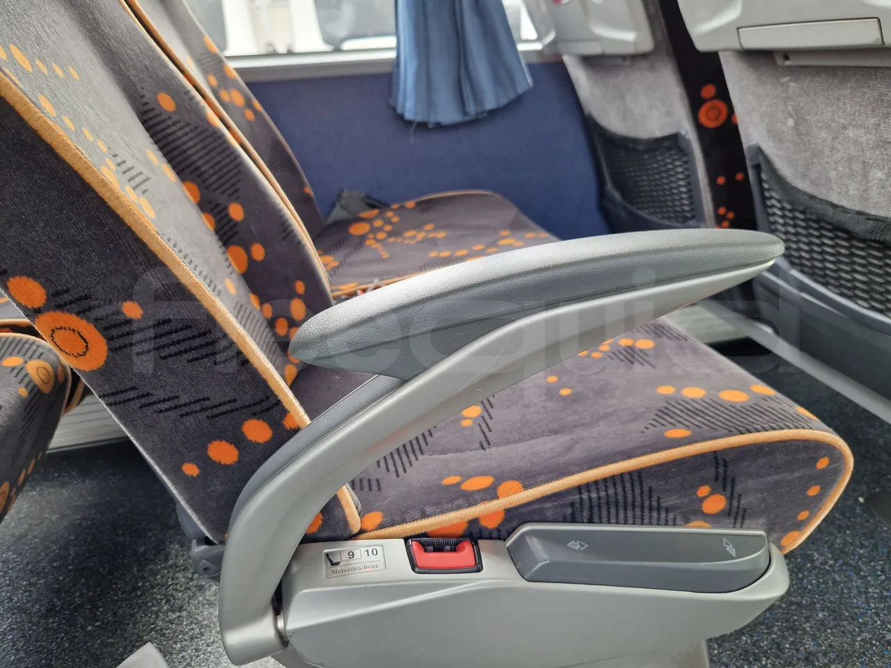 Mercedes-Benz Tourismo RHD / Euro 6 - 290 Kw - 12,140 Mt - armrest detail photo