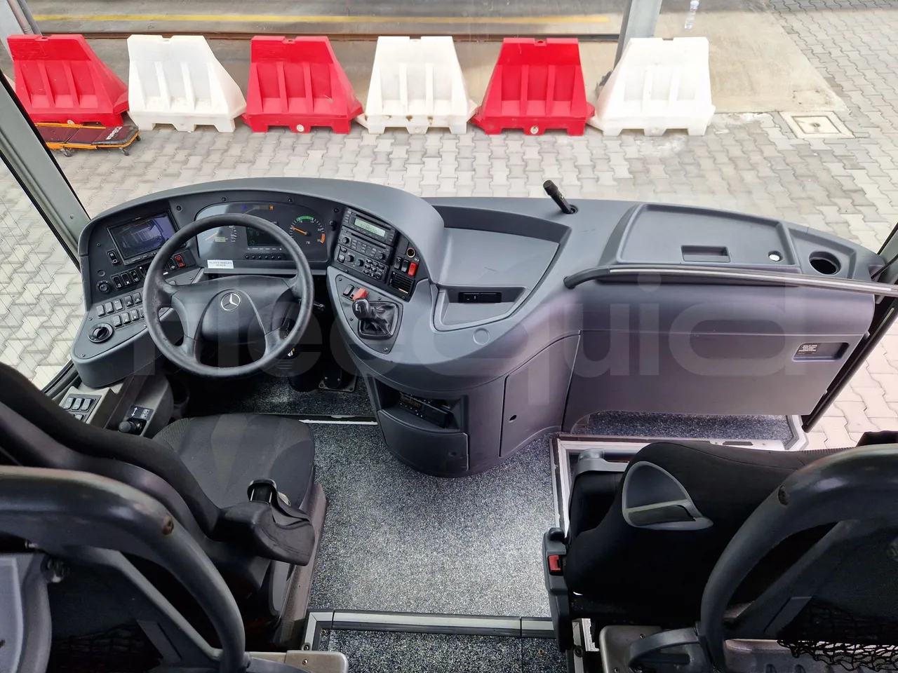 Mercedes-Benz Tourismo RHD / Euro 6 - 290 Kw - 12,140 Mt - buttons panels on (mandatory for bus to scrap)