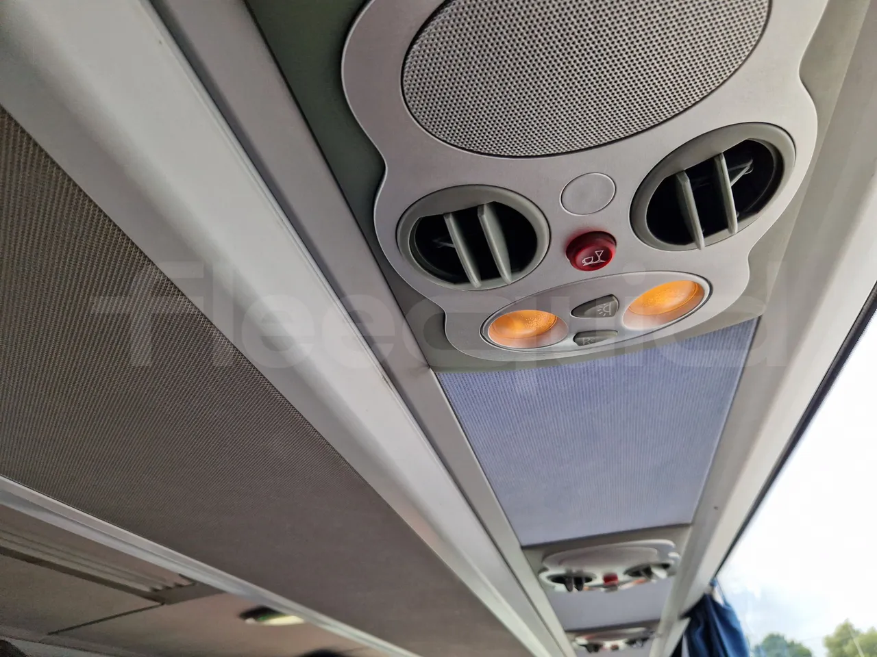 Mercedes-Benz Tourismo RHD / Euro 6 - 290 Kw - 12,140 Mt - usb charging detail