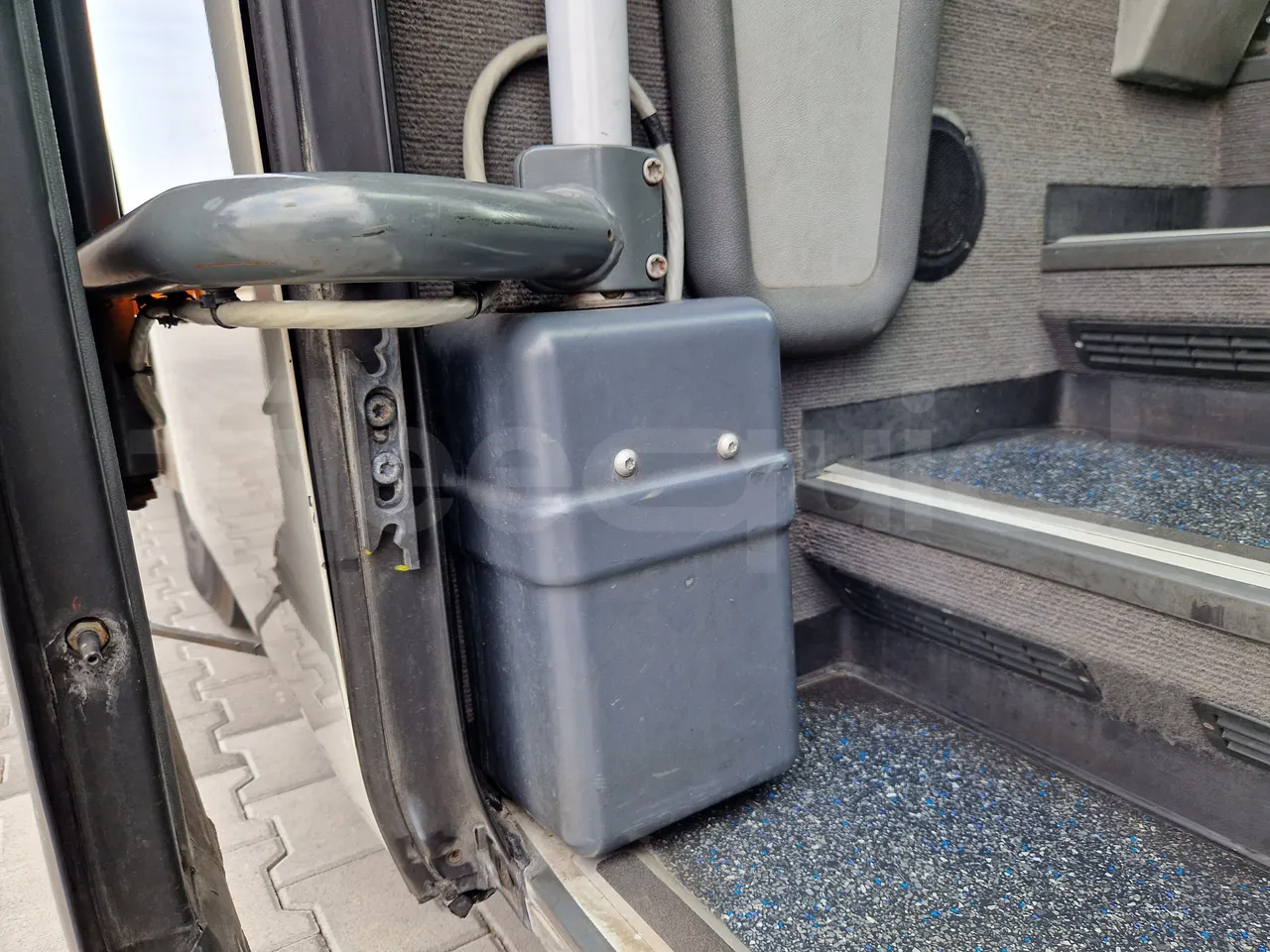 Mercedes-Benz Tourismo RHD / Euro 6 - 290 Kw - 12,140 Mt - door mechanism photo