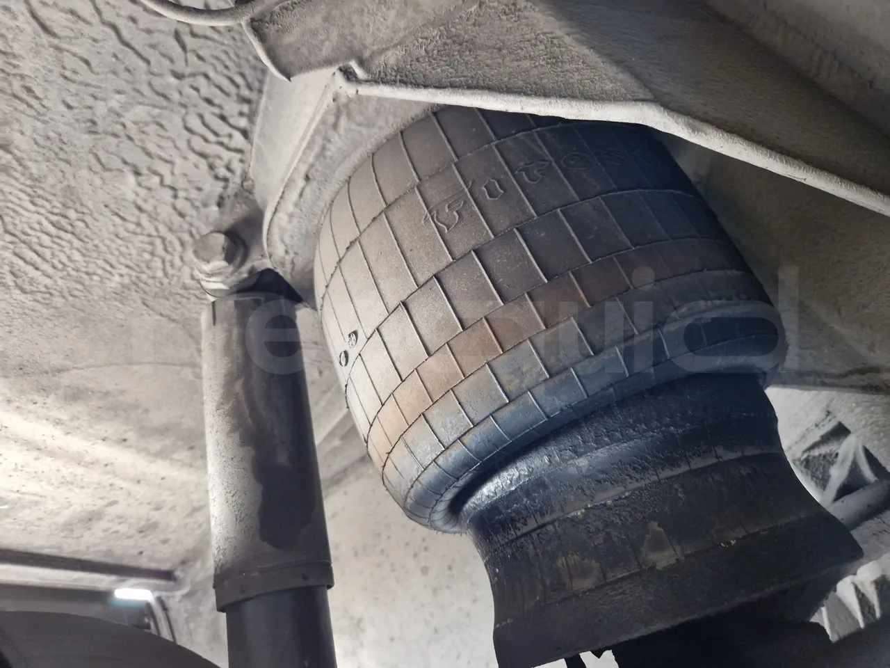 Mercedes-Benz Tourismo RHD / Euro 6 - 290 Kw - 12,140 Mt - front air springs right