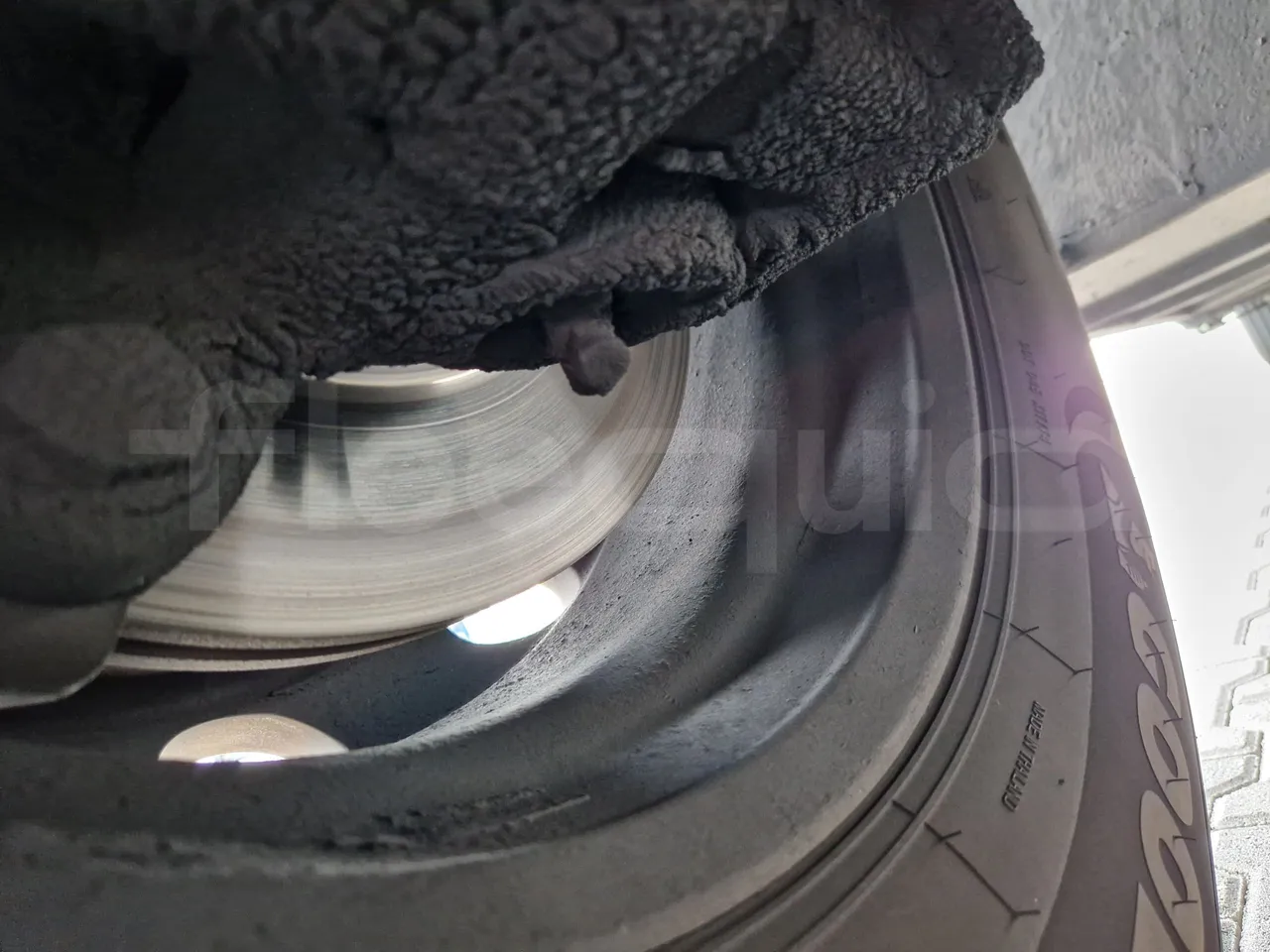 Mercedes-Benz Tourismo RHD / Euro 6 - 290 Kw - 12,140 Mt - front discs left