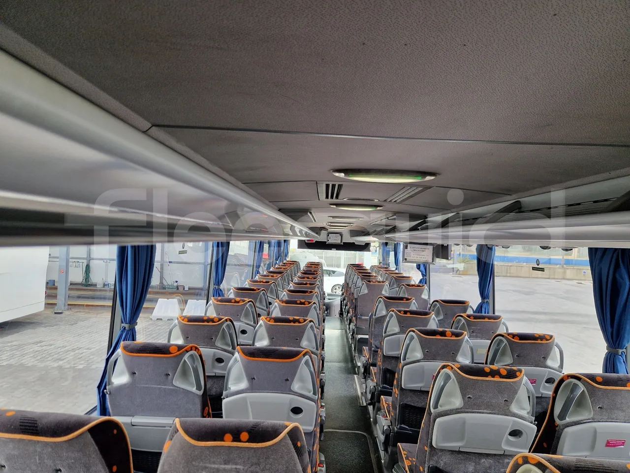 Mercedes-Benz Tourismo RHD / Euro 6 - 290 Kw - 12,140 Mt - forward view middle aisle