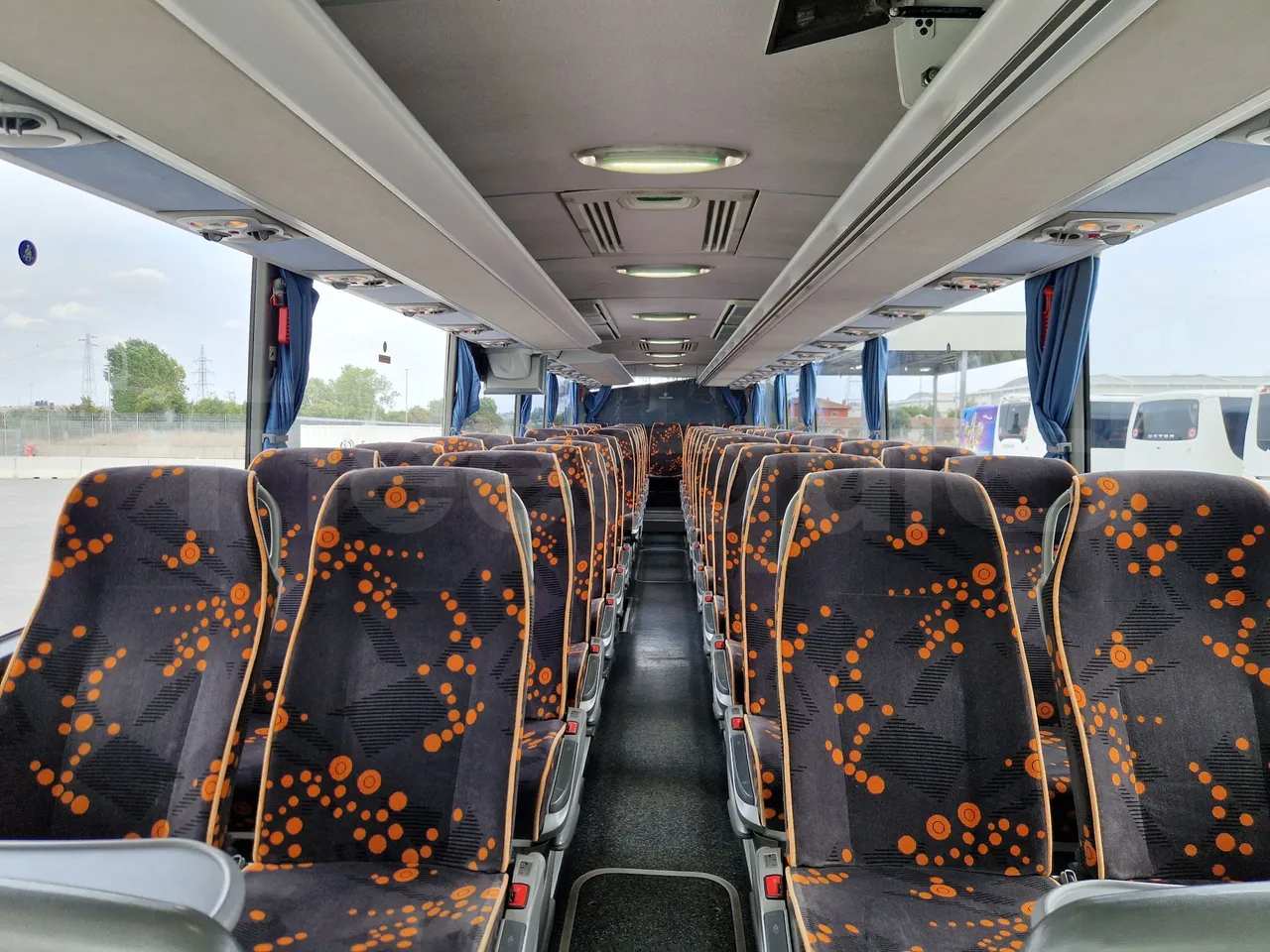 Mercedes-Benz Tourismo RHD / Euro 6 - 290 Kw - 12,140 Mt - reverse view middle aisle