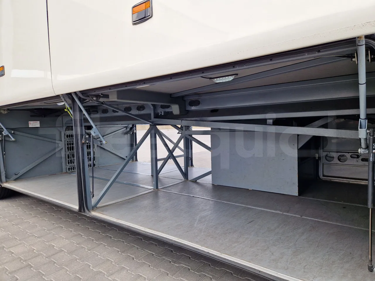 Mercedes-Benz Tourismo RHD / Euro 6 - 290 Kw - 12,140 Mt - internal frame rust check