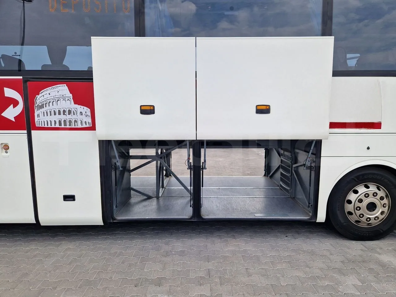 Mercedes-Benz Tourismo RHD / Euro 6 - 290 Kw - 12,140 Mt - luggage rack photo